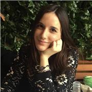 Studentessa universitaria offre lezioni di supporto a liceali per trovare il proprio metodo di studio e superare le difficoltà